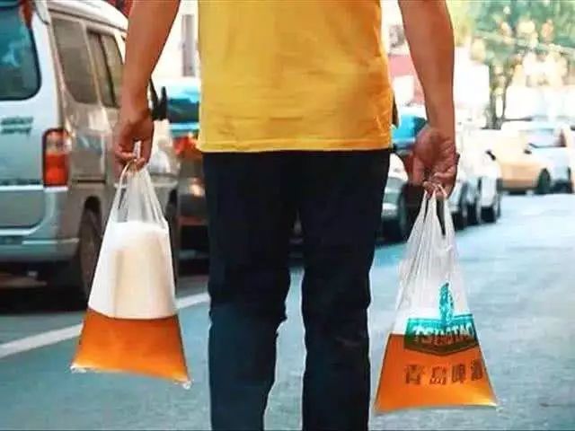 啤酒袋也时尚？青岛软饮硬核出击，网友直呼心动